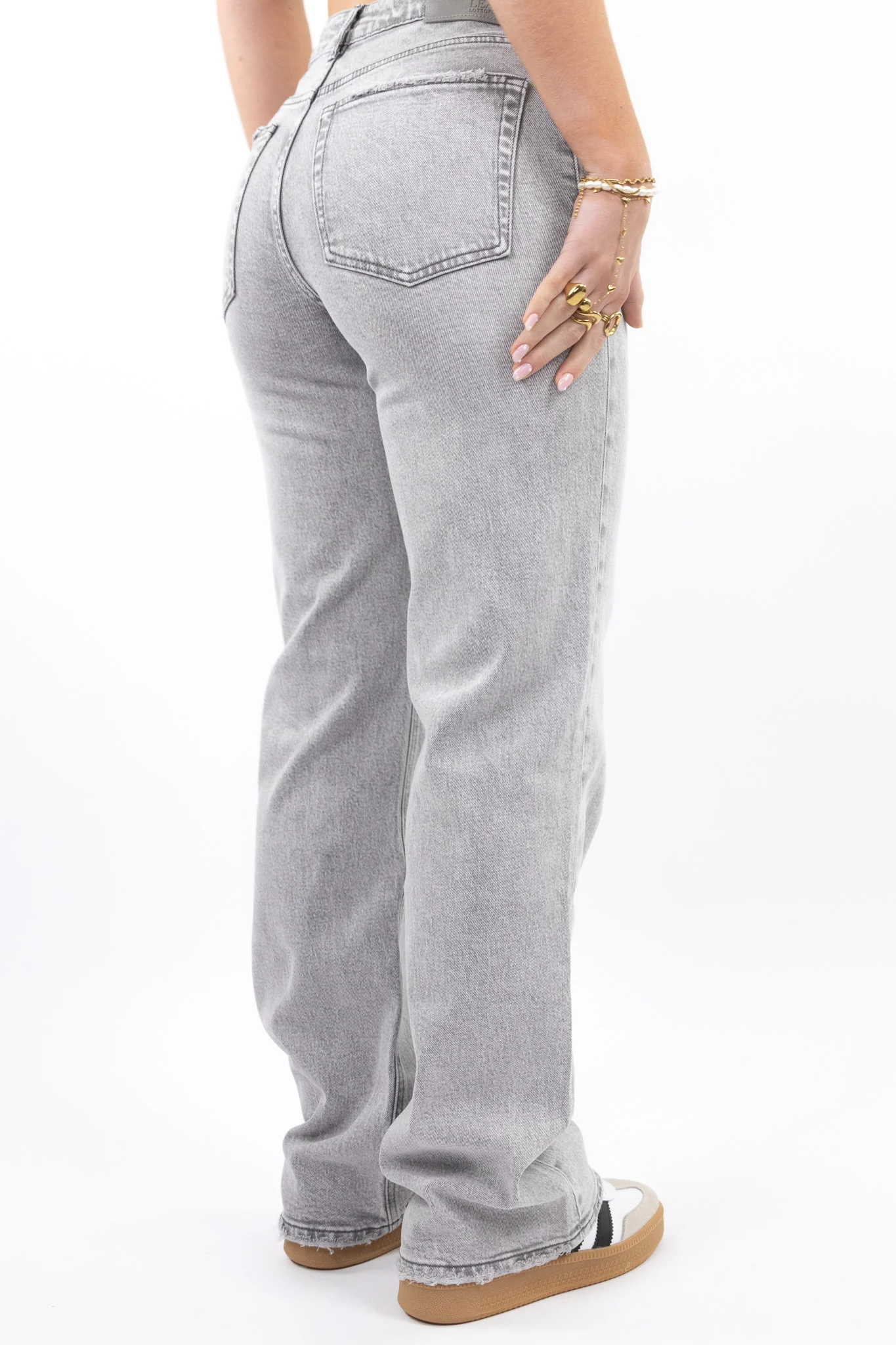 The Essential Wide Leg Jeans - Image 9